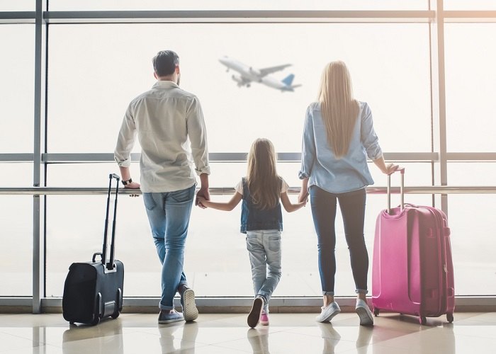 Familie wartet am Flughafen