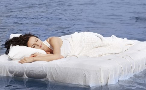 Frau liegt auf Wasserbett