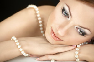 Frau mit Perlenkette