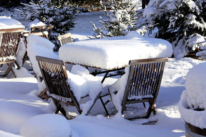 Gartenmöbel im Winter.