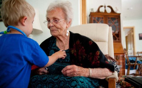 Oma und Kind vereint unter einem Dach