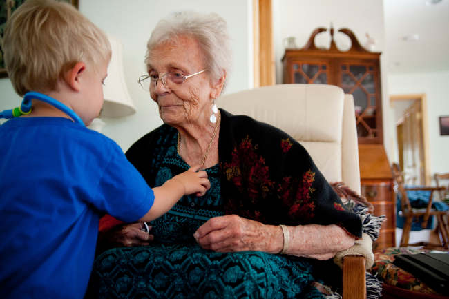 Oma und Kind vereint unter einem Dach