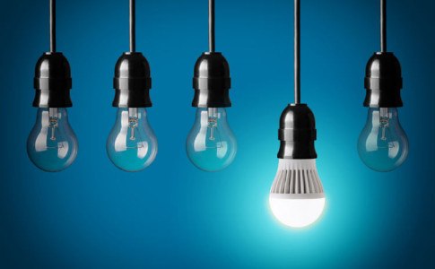 LED Glühbirne zwischen anderen Glühbirnen
