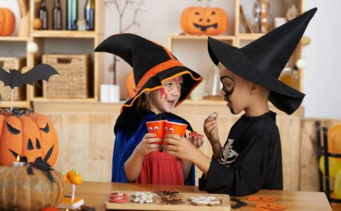 Zwei verkleidete Kinder, die Halloween feiern
