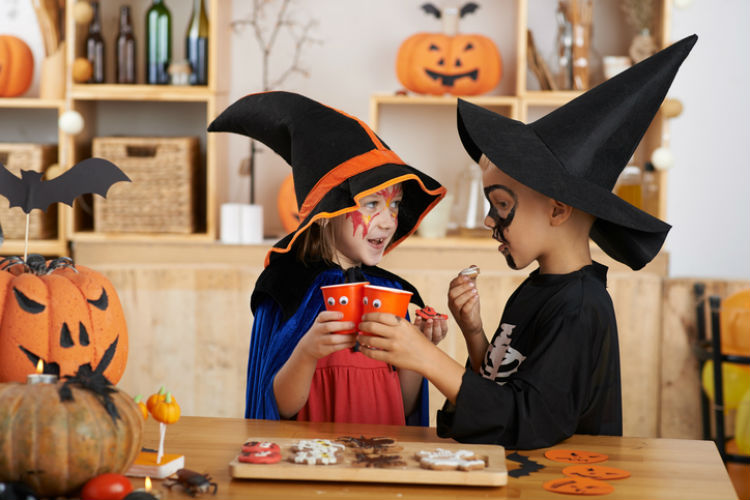 Zwei verkleidete Kinder, die Halloween feiern