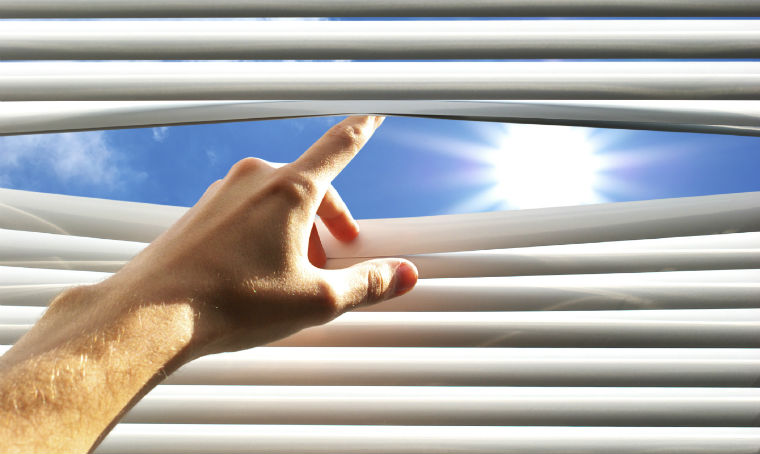 Sonne scheint durch Jalousie