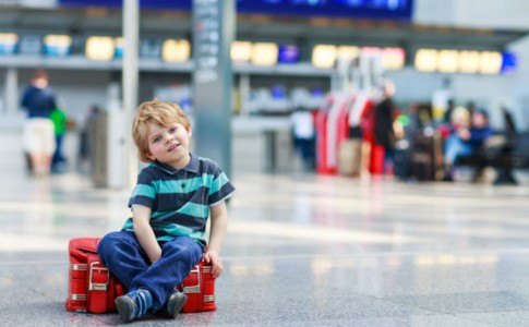 Junge am Flughafen