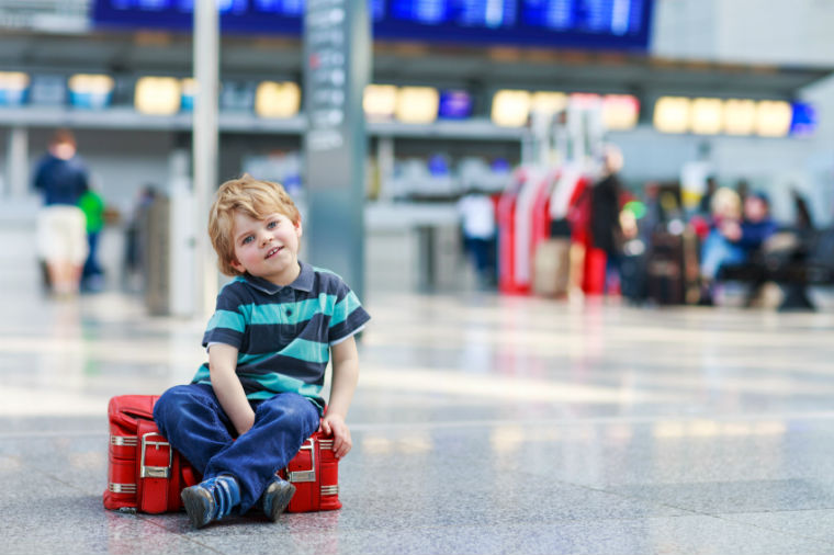 Junge am Flughafen