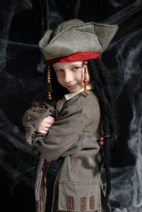 Junge in einem Jack Sparrow Kostüm