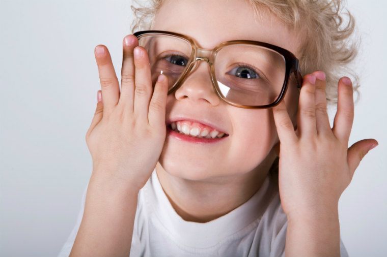 Junge mit großer Brille