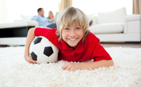 Junge spielt mit Fußball