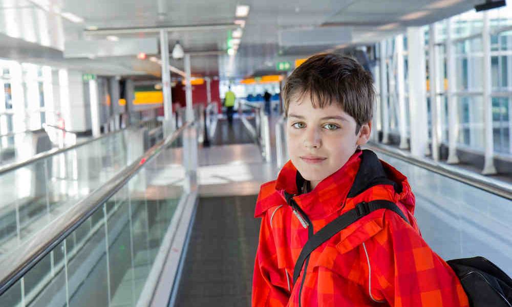 Kind am Flughafen