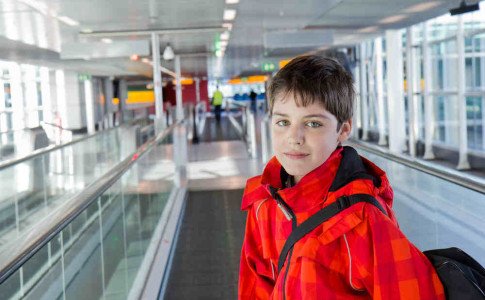 Kind am Flughafen