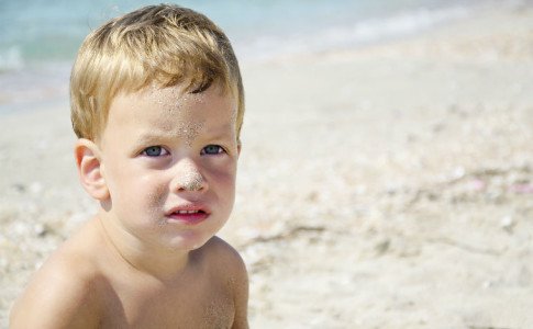 Kind spielt im Sand