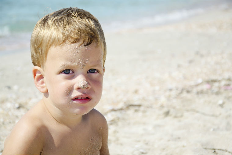 Kind spielt im Sand