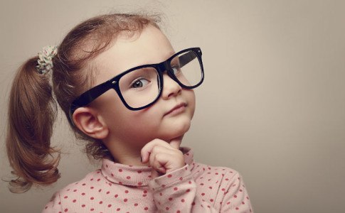 kleines Mädchen mit Brille
