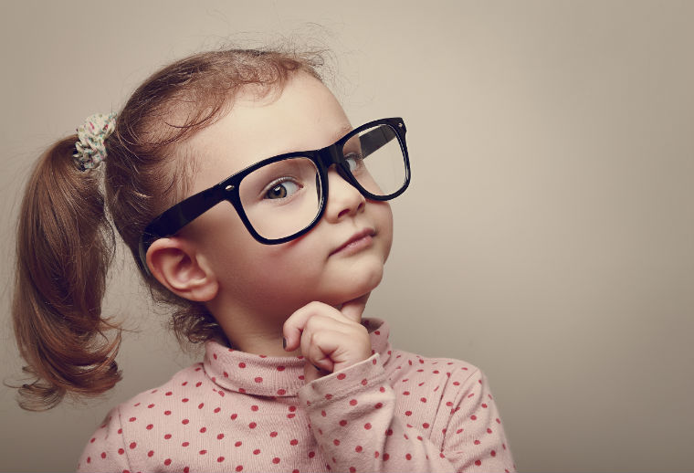 kleines Mädchen mit Brille