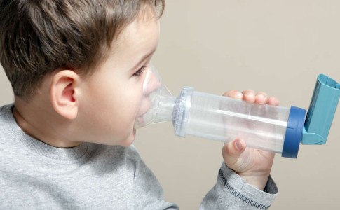 Kind nutzt Inhalator