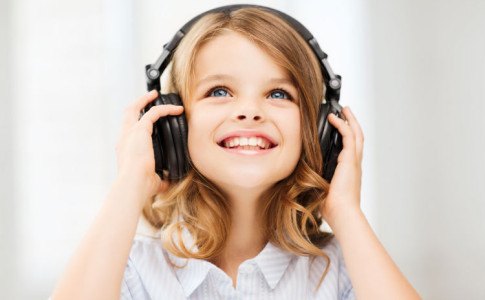 Mädchen hört zur Entspannung Musik