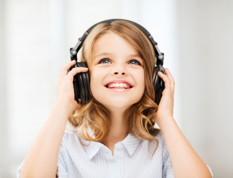 Mädchen hört zur Entspannung Musik