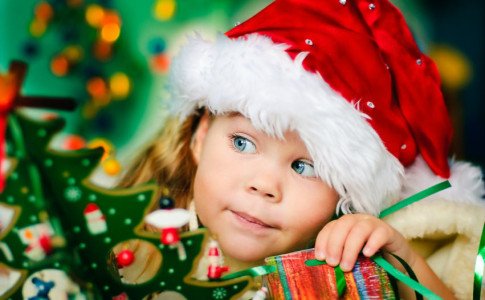 Kind mit Weihnachtsmütze