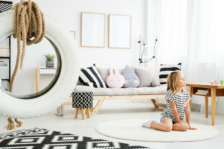 elegantes Kinderzimmer mit sitzendes Kind