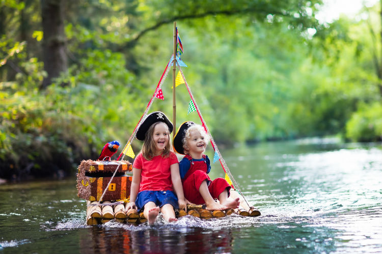 Kinder auf Piratenfloß - Ideen Piratengeburtstag