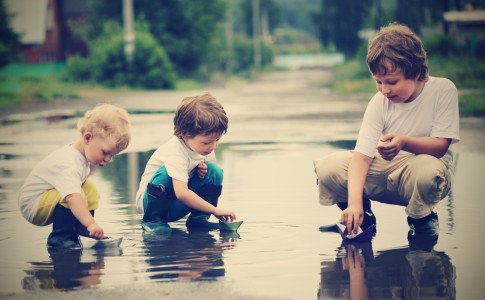 Outdoor Bewegungsspiele für Kinder bei Regen