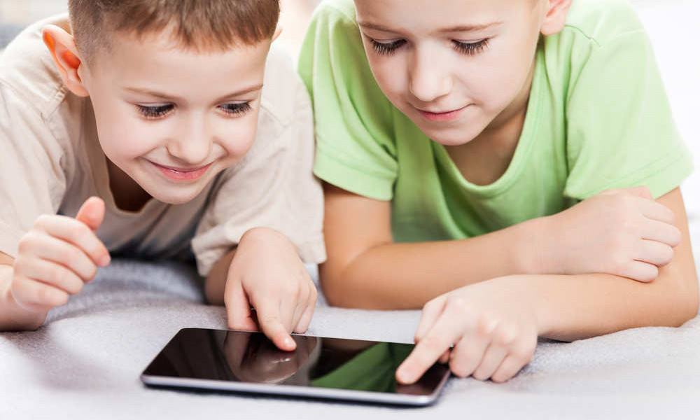 2 Jungs mit einem Smartphone