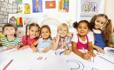 Kinder malen und spielen gemeinsam
