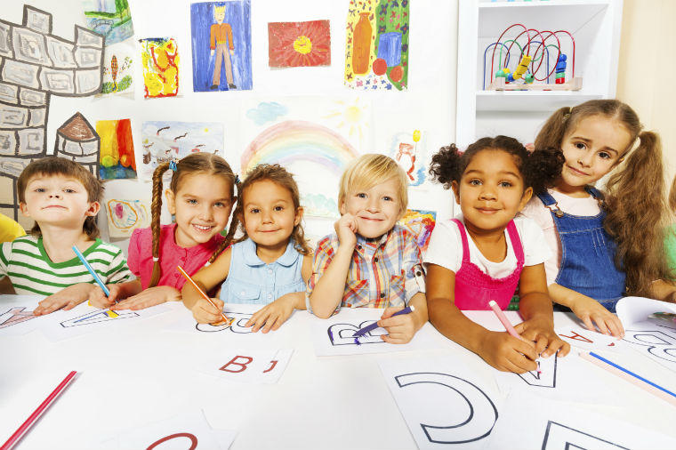 Kinder malen und spielen gemeinsam