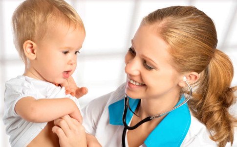 Baby beim Kinderarzt