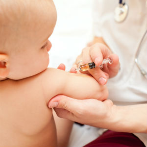 Kinderimpfungen Deutschland - Baby bekommt Impfung