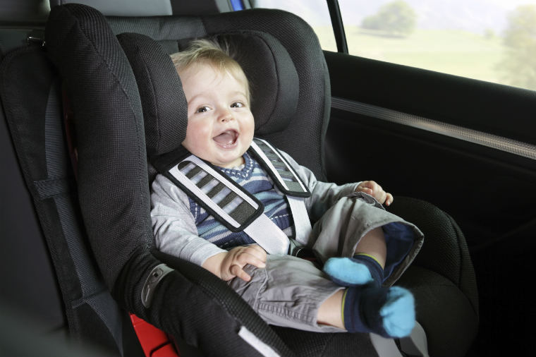 Kleiner Junge im sicheren Kindersitz