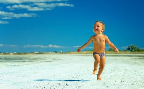 Kleinkind läuft am Meer