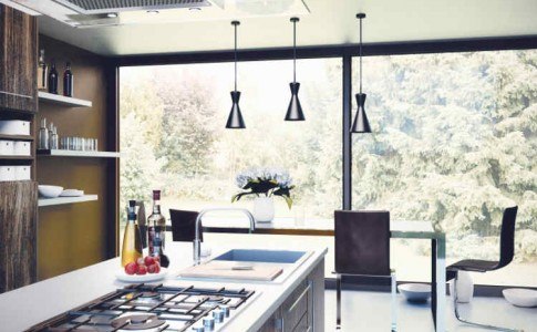 Aufgeräumte Küche im modernen Stil mit großer, heller Fensterfront