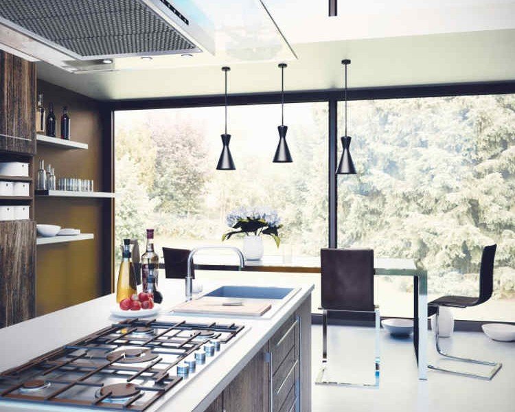 Aufgeräumte Küche im modernen Stil mit großer, heller Fensterfront