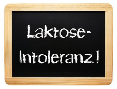 Auf einer kleinen Tafel steht Laktose Intoleranz.