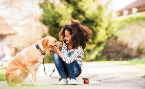 Mädchen spielt mit Ihrem Hund