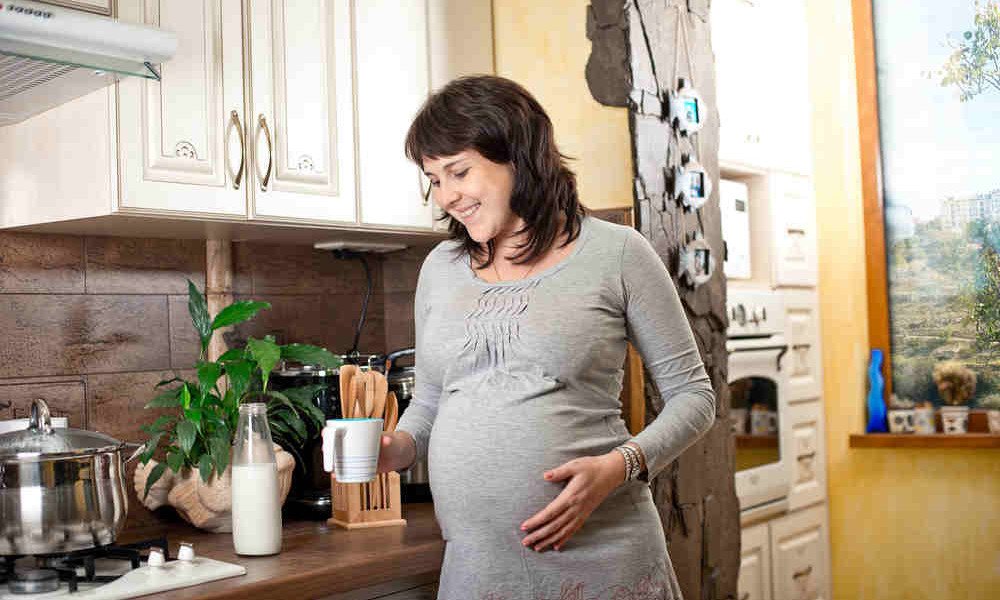 Milch mit Frau in der Schwangerschaft