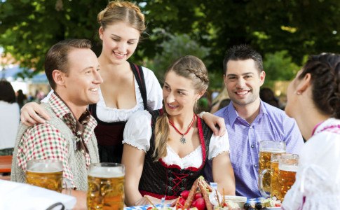 Menschen in Trachten