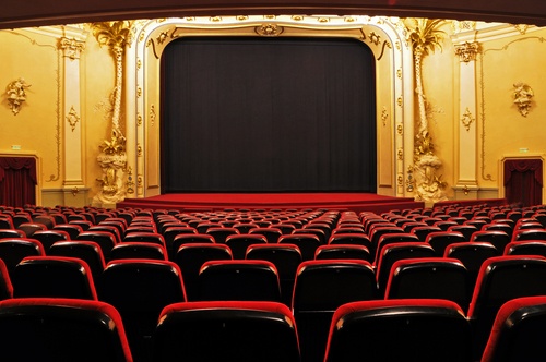 Ein leeres Theater und eine Musical-Bühne