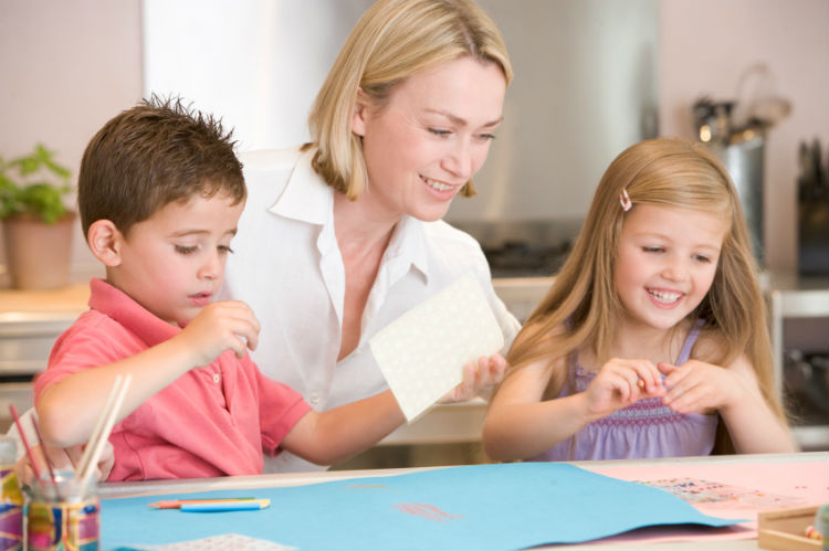 Mutter bastelt mit Kindern