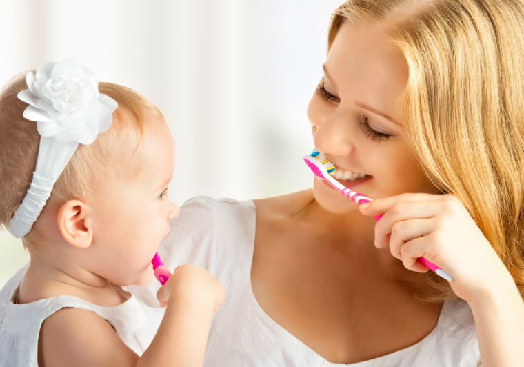 Mutter und Kind putzen Zähne