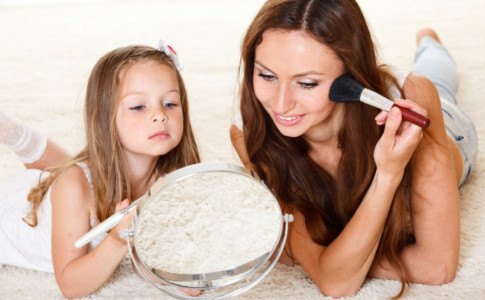 Mutter und Kind schminken sich