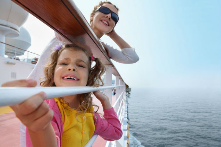 Mutter und Tochter auf Reisen auf dem Kreuzfahrtschiff