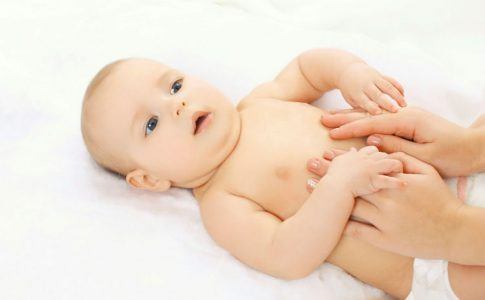 Mutter hält Hände auf Bauch eines Babys