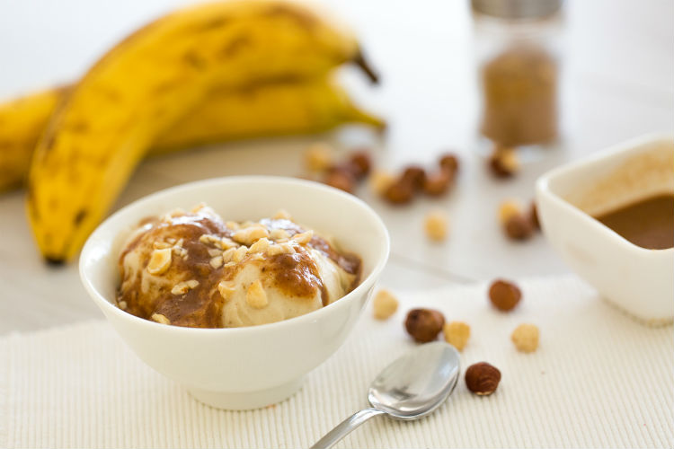 Selbst gemachte Nicecream aus Bananen und Nüssen