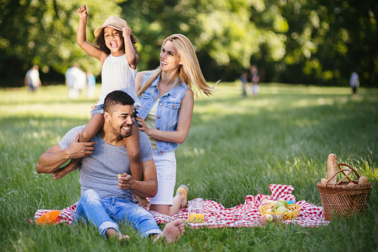 Familien Picknick mit Kind im Park