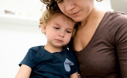 Mutter tröstet Kindergartenkind